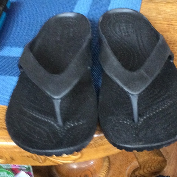 Black Crocs light weight flip flops Sz 7 - Picture 2 of 4